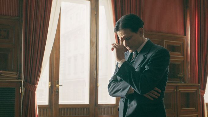 Minisérie Kafka je na platformě iVysílání s českým dabingem i titulky.