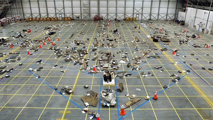 13. březen 2003. Pohled do hangáru RLV, jehož podlahu pokrývají zbytky raketoplánu Columbia.