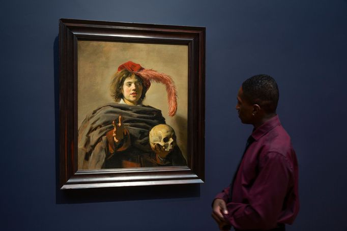 Návštěvník výstavy si prohlíží obraz Mladý muž s lebkou od Franse Halse z roku 1627.