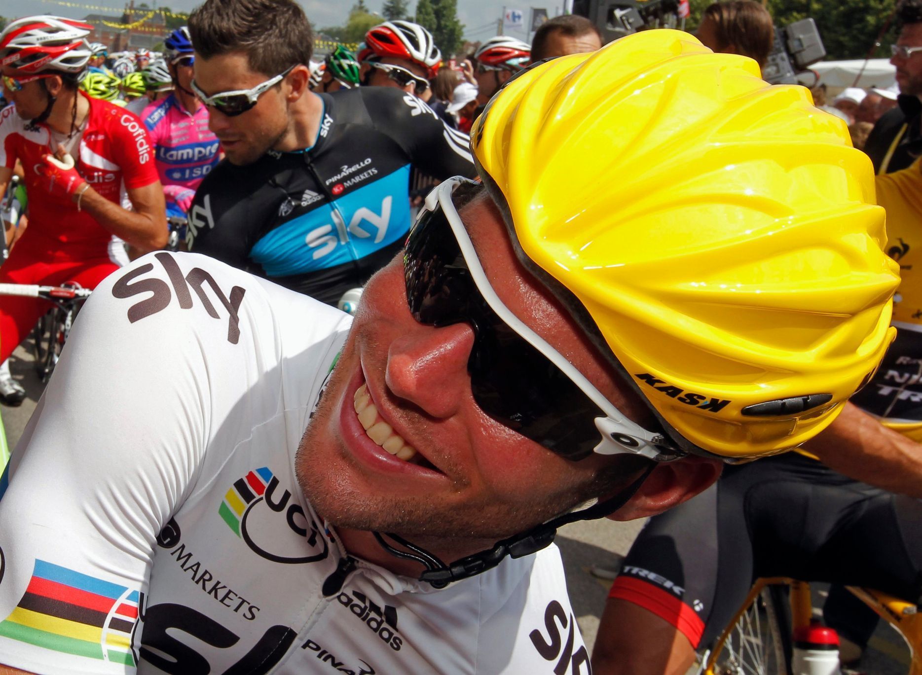 Britský cyklista Mark Cavendish rozdává úsměvy na startu čtvrté etapy Tour de France 2012.