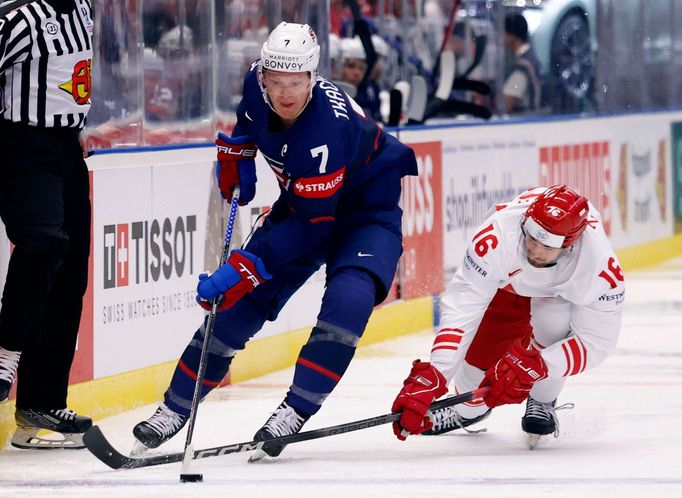 Brady Tkachuk a Pawel Zygmun v zápase MS 2024 Polsko - USA