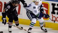 Stůj, volá Ethan Moreau z Edmontonu na Kyla Wellwooda z Vancouveru