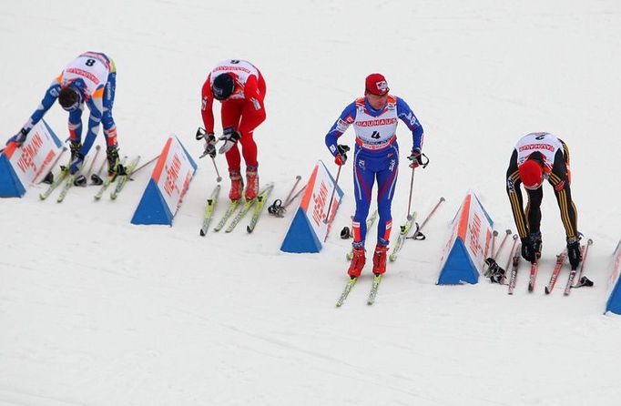 Lukáš Bauer vyjíždí po přezutí lyží do druhé části závodu. Čeká ho ještě 15km volnou technikou.