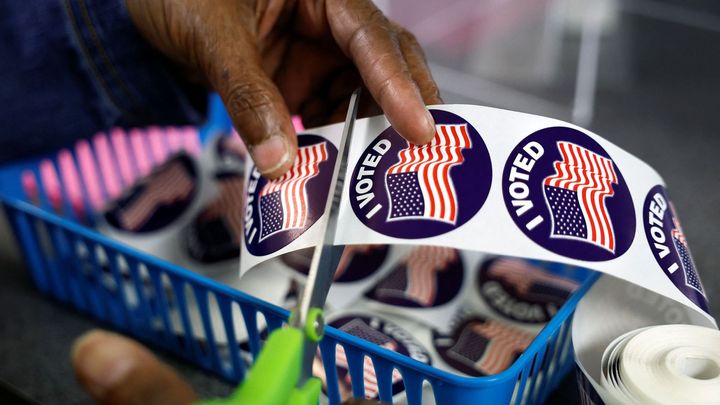 Demokraté obhájili Arizonu a jsou krok od kontroly Senátu. Chybí jim poslední křeslo; Zdroj foto: Reuters