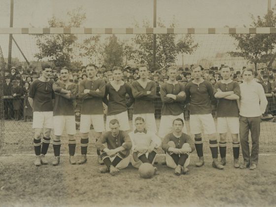 Předválečné mužstvo Sparty (třetí zprava stojí Václav Pilát).