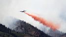 A C-130 military cargo plane drops thousands of gallons of retardant on the Waldo Canyon fire west of Colorado Springs, Colorado June 26, 2012. A fast-growing wildfire in Colorado forced 11,000 people from their homes at least briefly and threatened popular summer camping grounds beneath Pikes Peak, whose vistas helped inspire the patriotic tune "America the Beautiful." REUTERS/Rick Wilking (UNITED STATES - Tags: DISASTER ENVIRONMENT TPX IMAGES OF THE DAY) Published: Čer. 26, 2012, 6:46 odp.