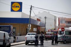 V Portugalsku se zřítil malý letoun na parkoviště u supermarketu. Zemřelo pět lidí