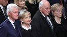 Rozloučení s McCainem ve Washingtonu - manželé Clintonovi a někdejší viceprezident Dick Cheney s manželkou