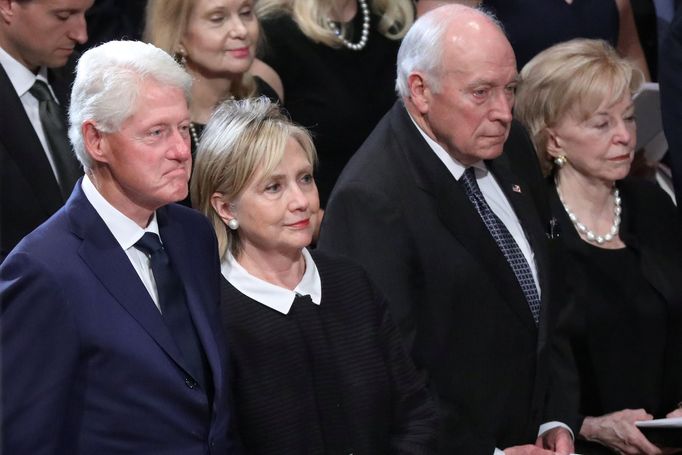 Rozloučení s McCainem ve Washingtonu - manželé Clintonovi a někdejší viceprezident Dick Cheney s manželkou