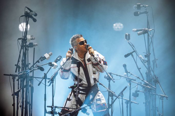 Zpěvák Robbie Williams během svého nedělního koncertu v pražské O2 areně.