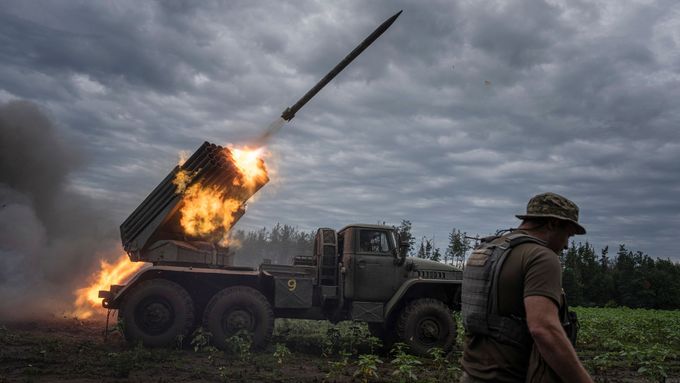 Ukrajinský raketový systém Grad ostřeluje ruské pozice.