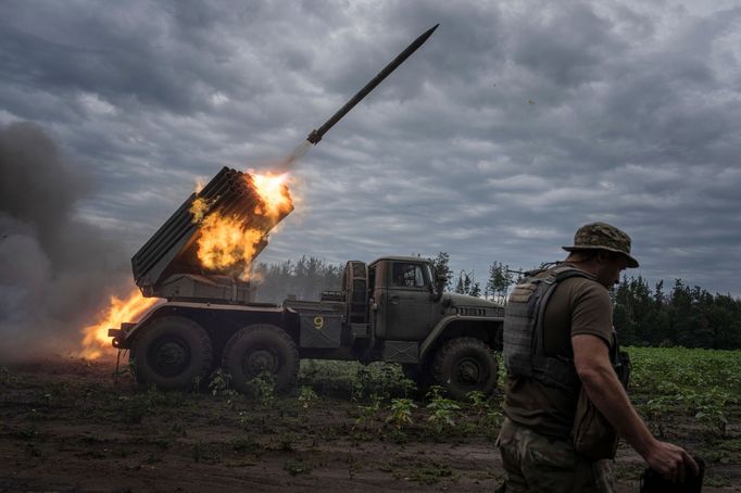 Ukrajinský raketový systém Grad ostřeluje ruské pozice.