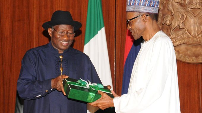 Nigerisjký exprezident Goodluck Jonathan (vlevo) s novou hlavou státu Muhammaduem Buharim.