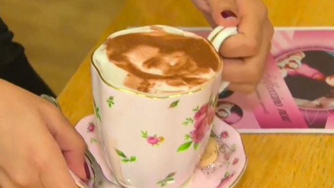 Dáte si kafe se selfíčkem? Londýnská kavárna nabízí nápoje s vlastním portrétem