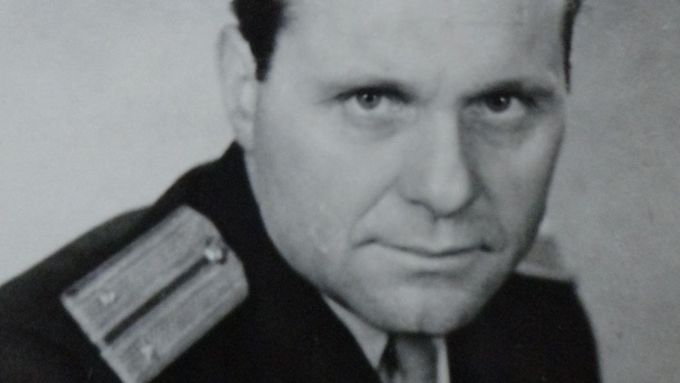 Ladislav Mácha, vrah faráře Toufara, během služby u komunistické StB.