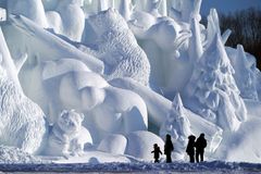 Čína se chystá na festival ledových soch. Rolníci v obrovské zimě řežou pilami led