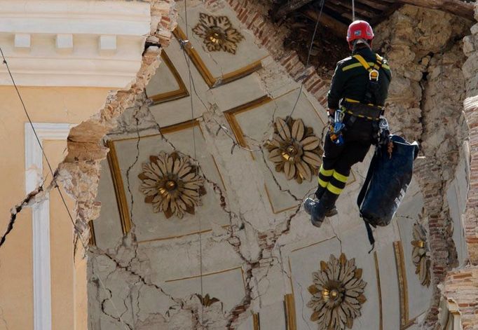 Už jednou stála na prahu zkázy - v roce 1703, kdy oblast rovněž zasáhlo zemětřesení. Ale nad rozsahem škod tehdy převážila snaha svatostánek uchovat. Fasáda, kterou doposud Duomo měl, pochází z 19. století.