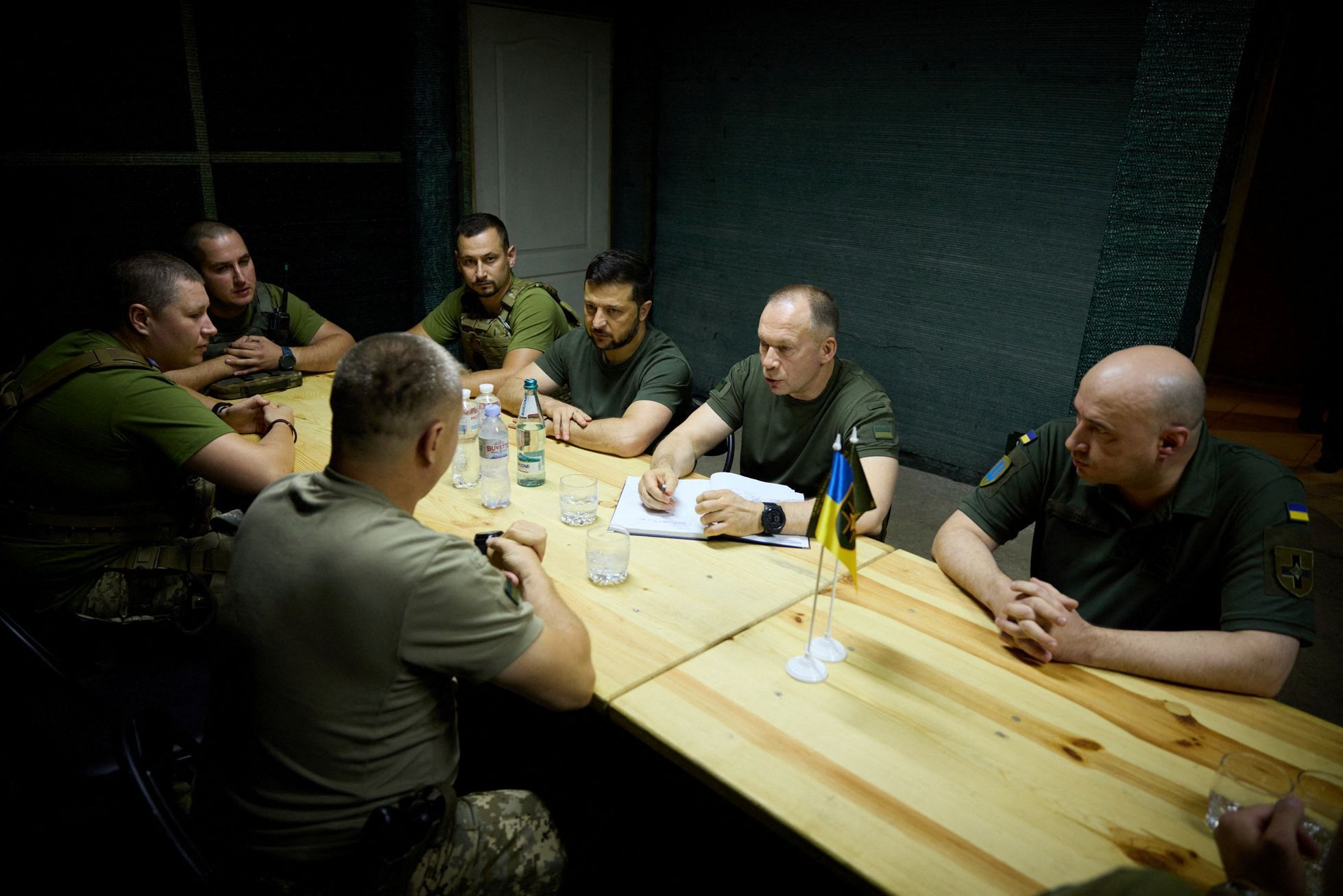 Volodymyr Zelenskyj s vojáky v bunkru u Bachmutu.