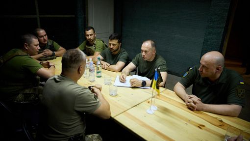 Volodymyr Zelenskyj s vojáky v bunkru u Bachmutu.