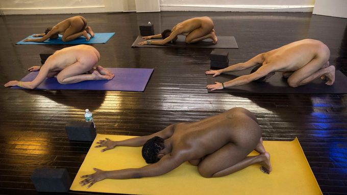 Jak se cvičí "Nahá jóga" v New Yorku?