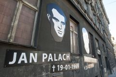 Vzpomínky na Palacha: Věnce, divadlo i protestní hladovka