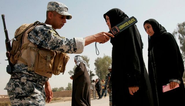 Volby v Iráku - prohledávání voličů a voliček