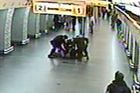 Muž s nožem řádil v pražském metru, policie ho musela zkrotit taserem