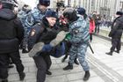 "Ruce pryč od Ukrajiny". Moskevský protest za mír
