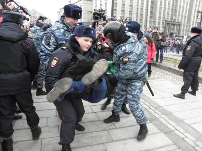 Příslušníci OMON zatýkají protiválečného demonstranta.