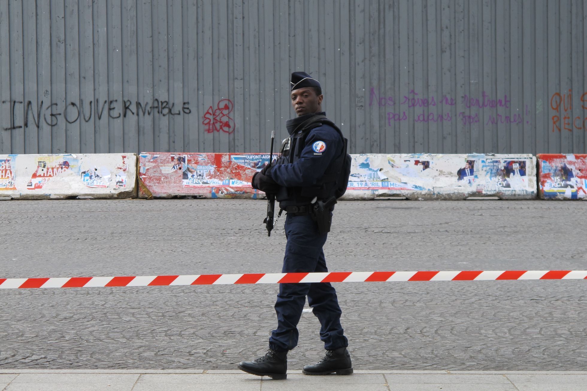 Policista hlídá volební místnosti ve Francii.