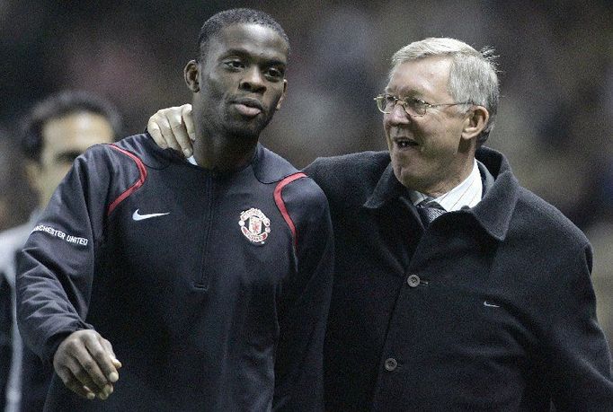 Alex Ferguson a Louis Saha mohli být po domácím vítězství 3:0 nad FC Kodaň spokojení. Jenže v odvetě Manchester podlehl 1:0. I mistr tesař se někdy utne...