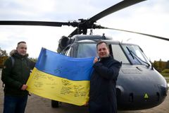 Vrtulník Čestmír přistál na Letné. Češi pro Ukrajinu vybrali za den tři miliony korun