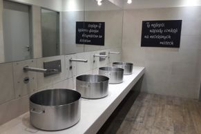 Veřejné záchodky jako kuchyně. Makro vybavuje toalety hrnci a pivními sudy
