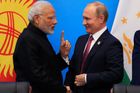 Ropa a zbraně od věrného přítele. Indie pomáhá Rusku přežít sankce a vydělává na tom