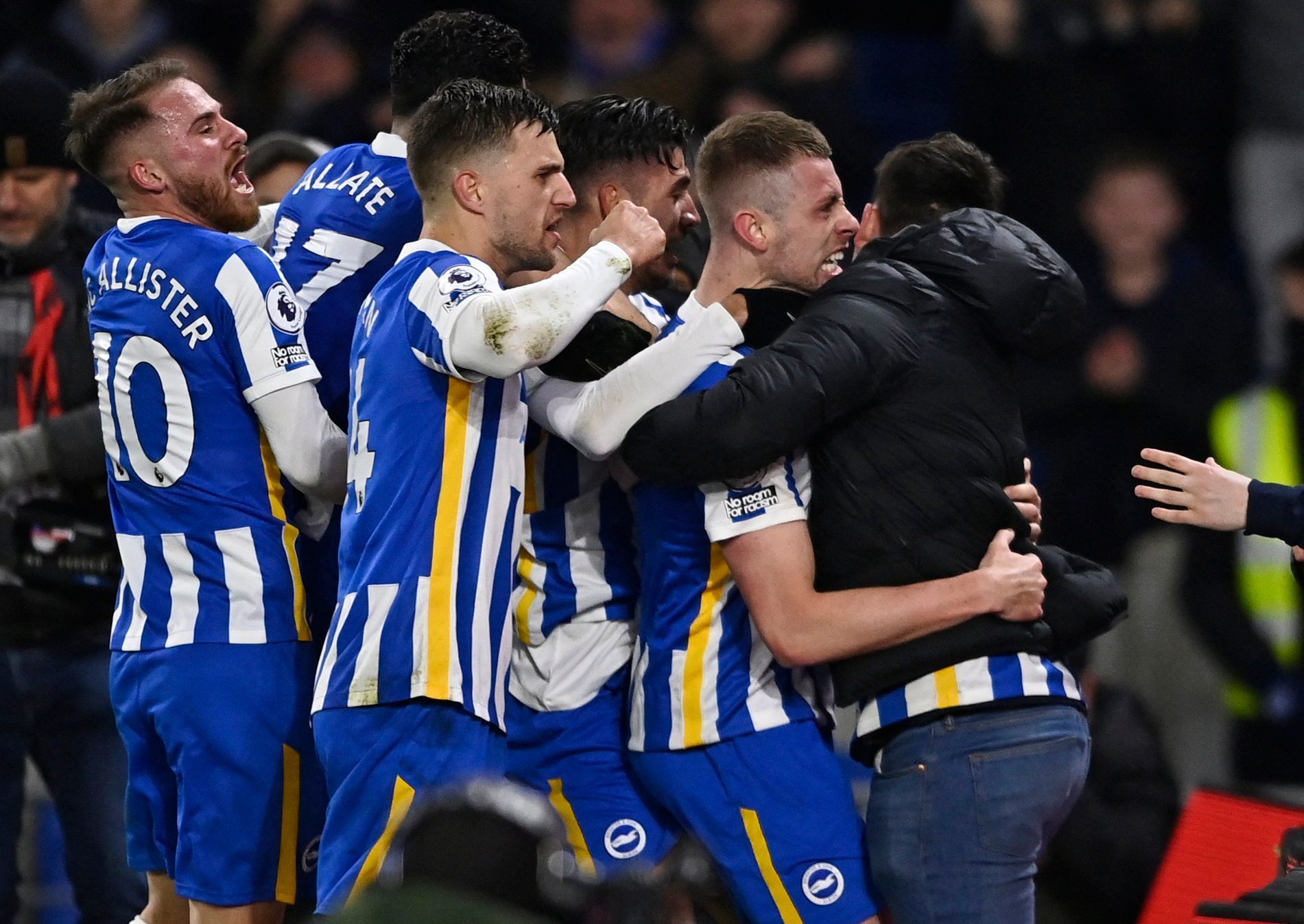 Hráči Brightonu slaví gól v síti Chelsea