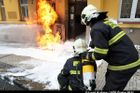 Požár zasáhl fasádu domu, vchodové dveře, pojistkovou skříň a obnažené kabely ve výkopu.
