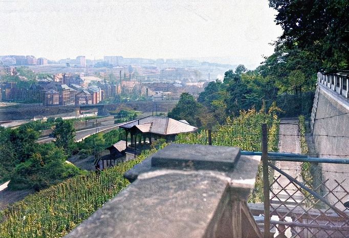 Panoramatický pohled na Vršovice a Nusle z terasy Gröbeho vily (dům čp. 58 na Vinohradech). Rok cca 1931. Kolorováno.