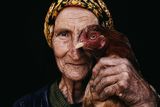 Ahmed El Hanjoul (Německo): To je moje oko. Druhé místo v kategorii Fascinující tváře a charaktery. Sedmdesátiletá žena s veselou duší, která ráda hospodaří a chová domácí zvířata, zejména drůbež.