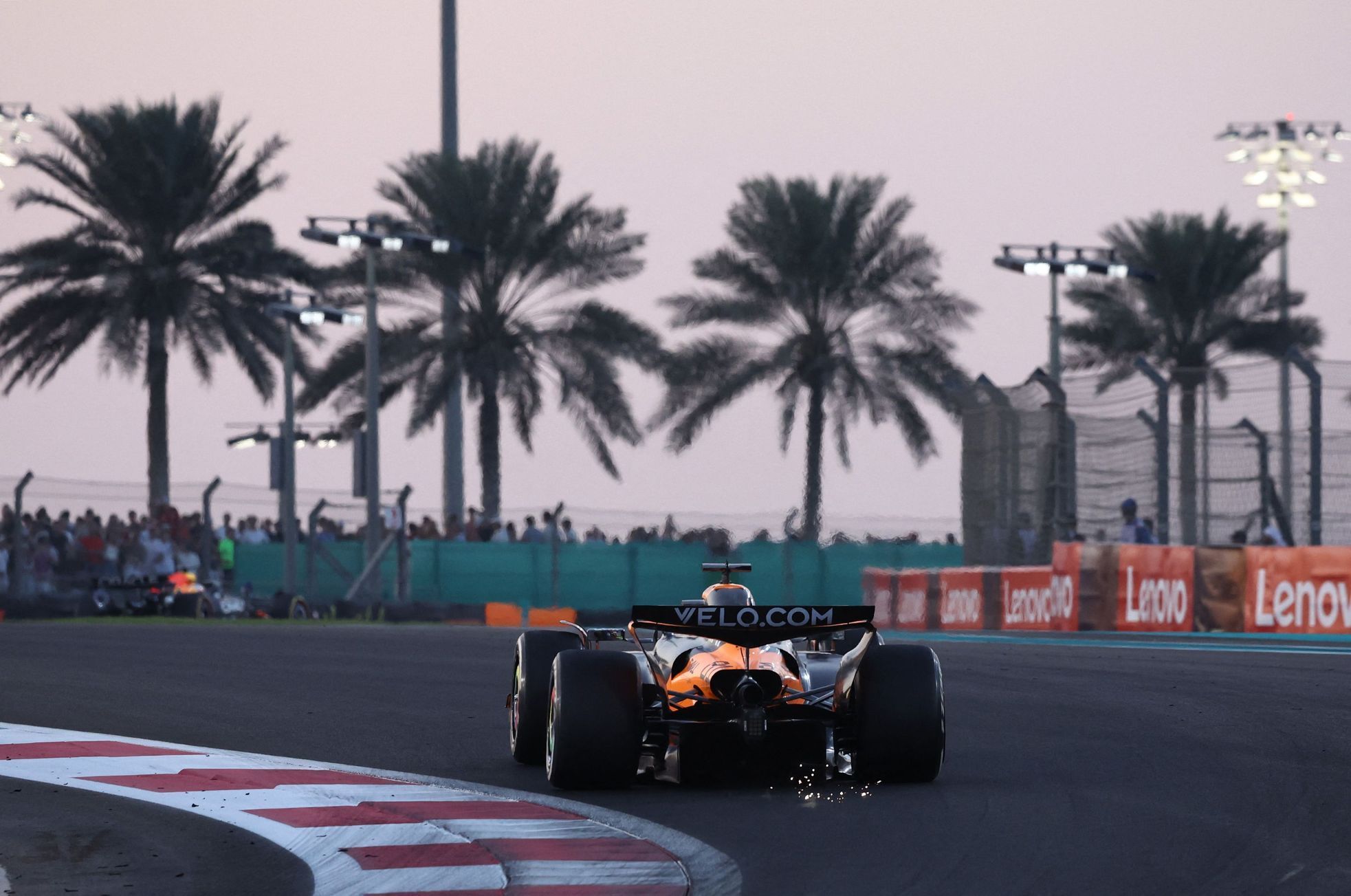 Lando Norris, McLaren ve VC Abú Zabí F1 2025