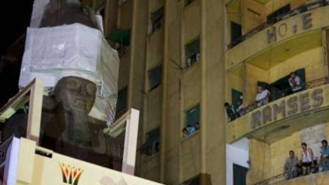 Faraón Ramses II. mizí z náměstí v Káhiře