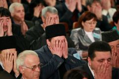 Útisk krymských Tatarů nekončí. Jsou to extremisté, rozhodl soud a zakázal jim parlament