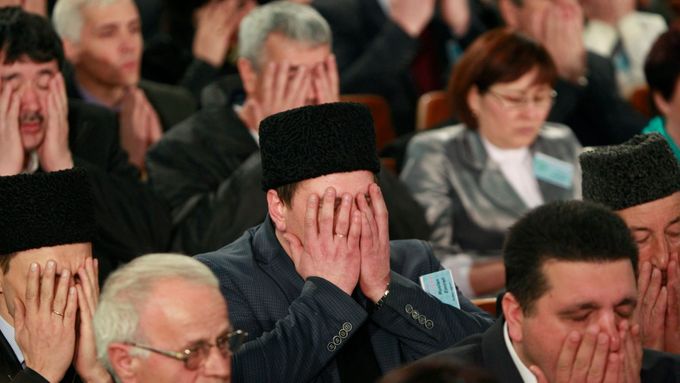 Krymští Tataři při modlitbě.