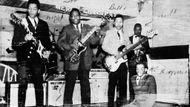 Jimi Hendrix s kapelou King Kasuals v nashvillském podniku Club Del Morocco, prosinec 1962. Snímek byl přetištěn v knize Becoming Jimi Hendrix.