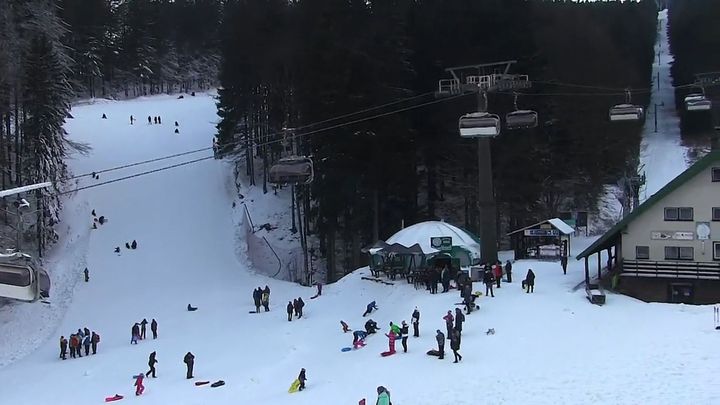 Policie uzavřela silnici z Deštného. Turisté už parkovali i na zákazu zastavení