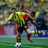 Fotbal, Liga mistrů, Bayern - Dortmund: Jerome Boateng - Robert Lewandowski (vpředu)
