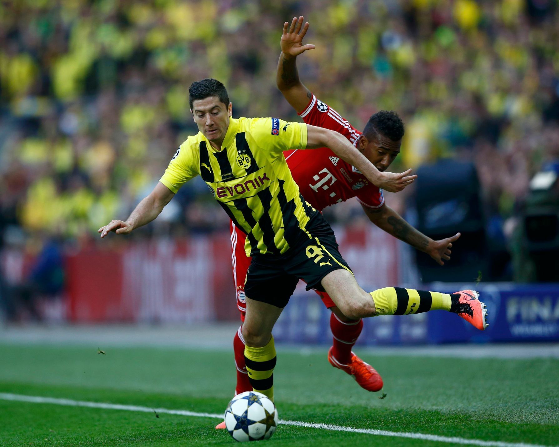 Fotbal, Liga mistrů, Bayern - Dortmund: Jerome Boateng - Robert Lewandowski (vpředu)