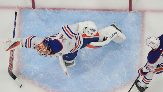 Brankář Edmontonu Stuart Skinner se měl v brankovišti co otáčet.