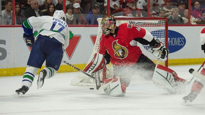 Podívejte se na parádní branku Radima Vrbaty v zápase Vancouveru Canucks s Ottawou Senators