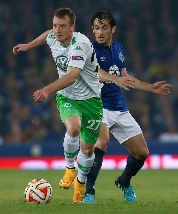 EL, Everton - Wolfsburg: Leighton Baines - Maximilian Arnold (vlevo)