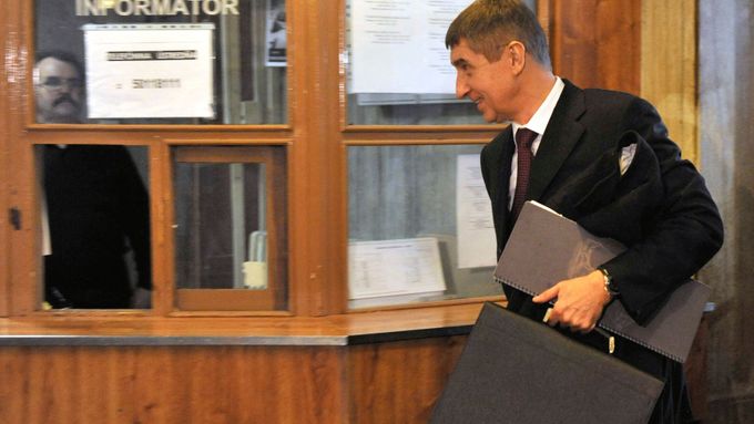 Andrej Babiš u Krajského soudu v Bratislavě (2014). Babiš vede spor se slovenským Ústavem paměti národa kvůli archivním svazkům, podle nichž byl veden jako agent komunistické Státní bezpečnosti.